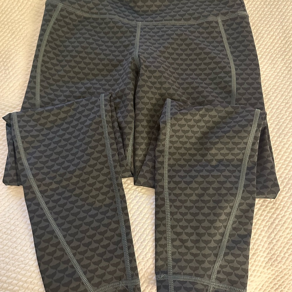 Vineyard Vines Performance Whale Dot Leggings Black‎ Gray Athletic Capri Size S - Picture 3 of 7